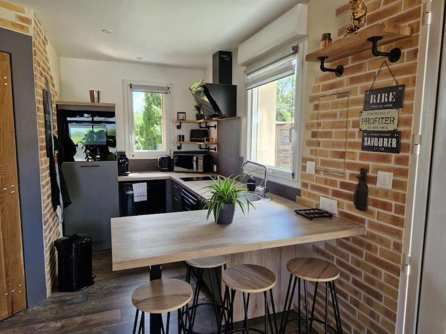 Chalet Industriel Avec Filet Et Spa Sorigny Buitenkant foto