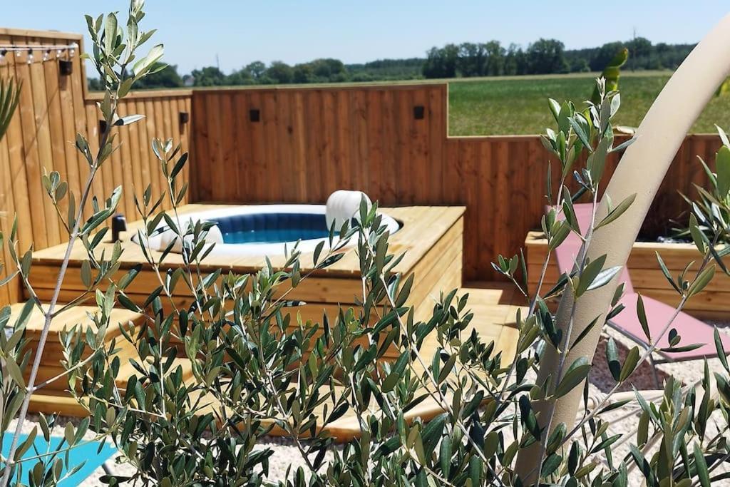 Chalet Industriel Avec Filet Et Spa Sorigny Buitenkant foto