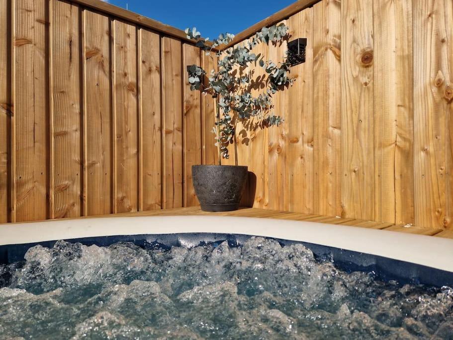 Chalet Industriel Avec Filet Et Spa Sorigny Buitenkant foto