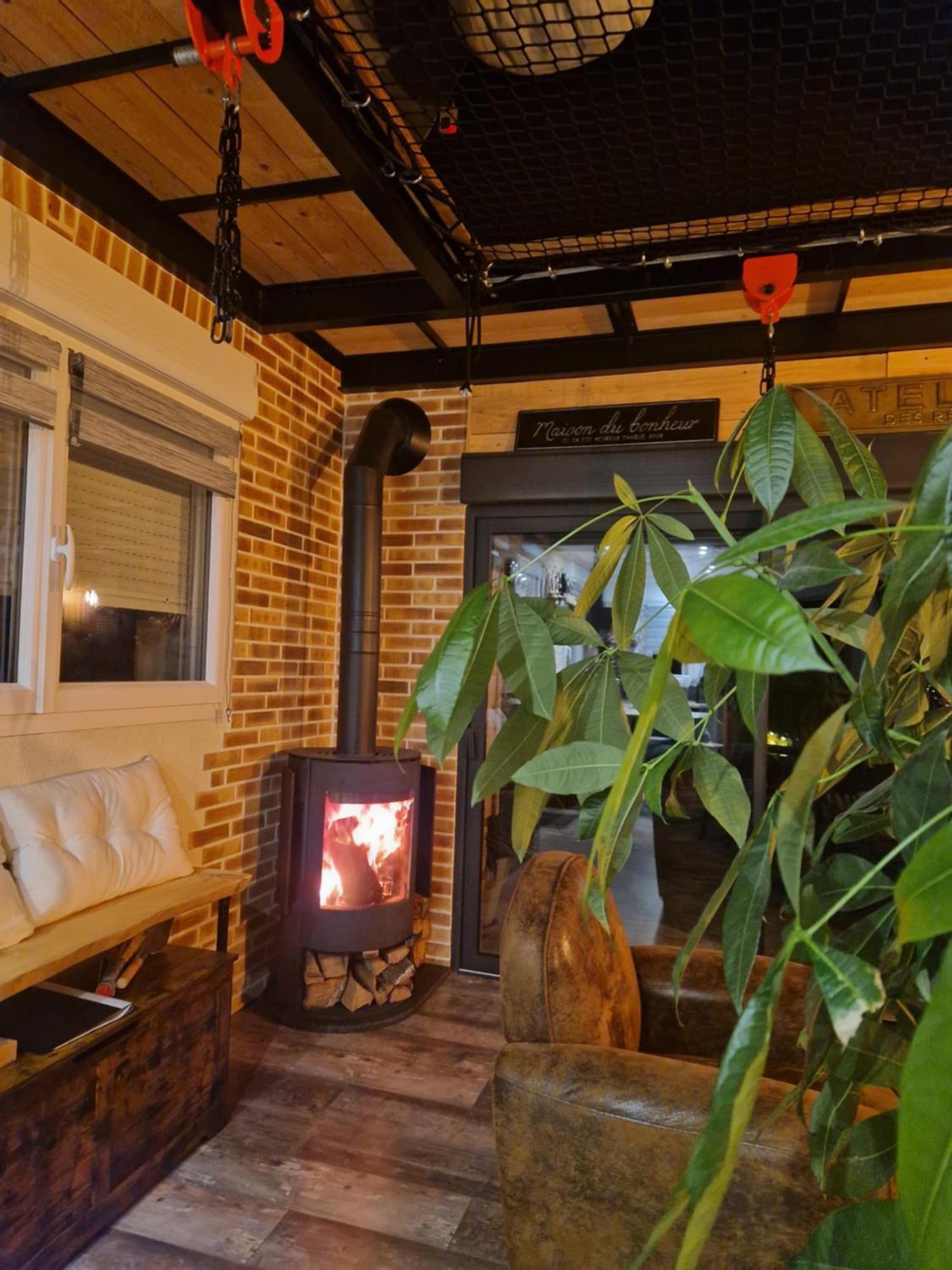 Chalet Industriel Avec Filet Et Spa Sorigny Buitenkant foto