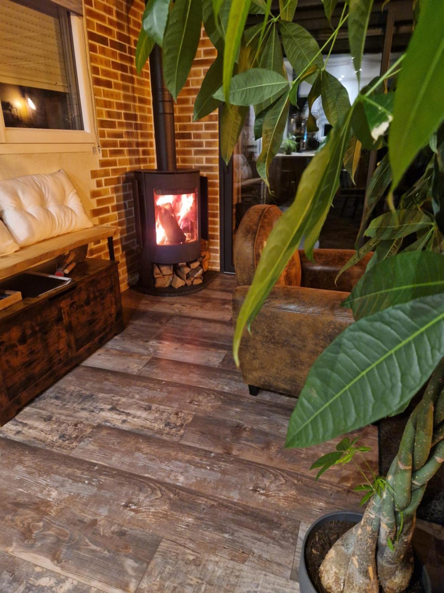 Chalet Industriel Avec Filet Et Spa Sorigny Buitenkant foto